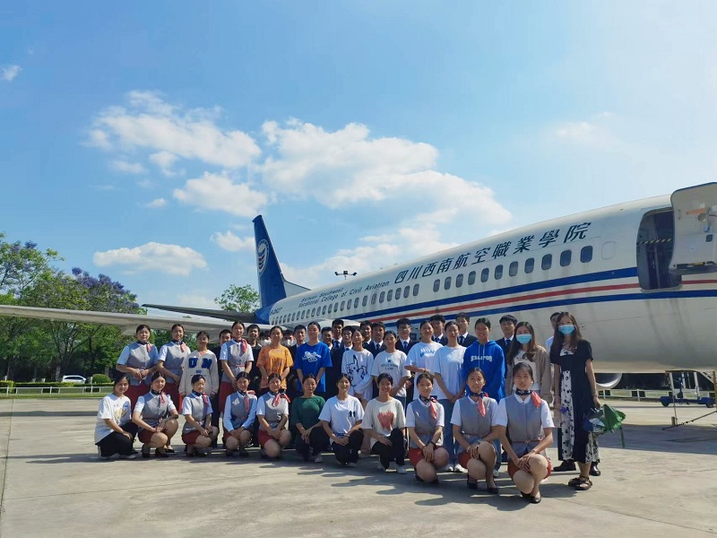 泸县建校到西南航空职业学院开展游学活动