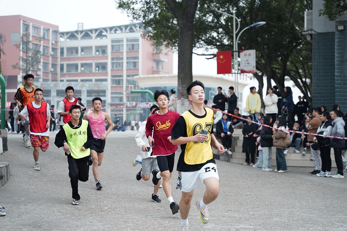 泸县建校举行第五届校园冬季迷你马拉松比赛