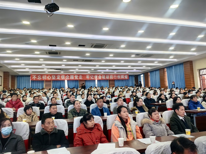 家校共育 携手赋能 ——泸县建校举行高二年级家长会