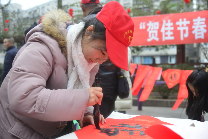 泸县建校贺佳节春联剪纸送万家