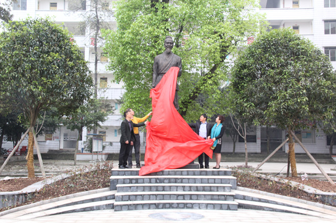 泸县建校鲁班雕塑落成揭幕